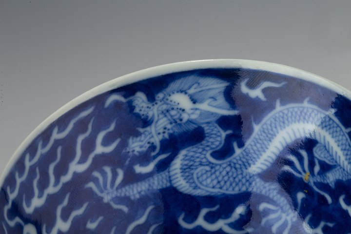 古玩陶瓷清嘉慶·青花留白趕珠龍紋茶碗真品鑒賞圖