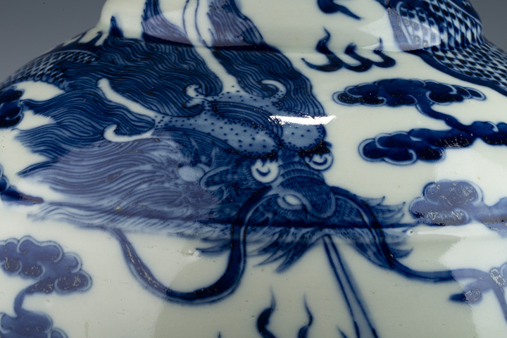 古玩陶瓷清光緒·青花魚化龍紋弦紋賞瓶真品鑒賞圖