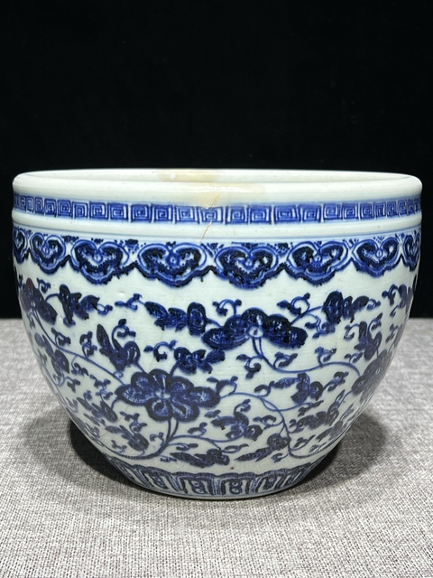 古玩陶瓷青花纏枝花卉案缸真品鑒賞圖