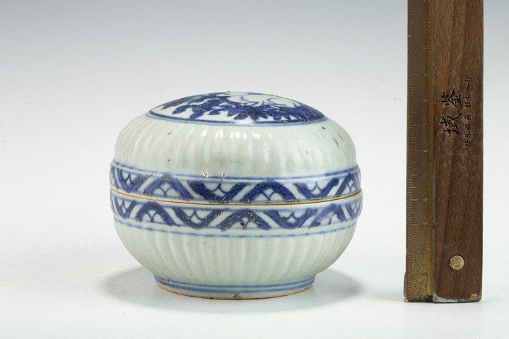 古玩陶瓷明晚·青花瑞兔花卉紋蓋盒真品鑒賞圖