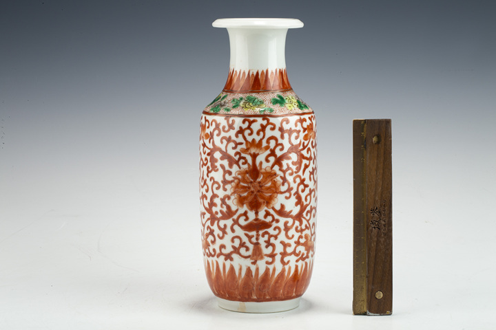 古玩陶瓷民國·五彩纏枝寶相花紋瓶真品鑒賞圖