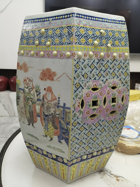 古玩陶瓷清晚期 粉彩人物紋六方鼓凳真品鑒賞圖
