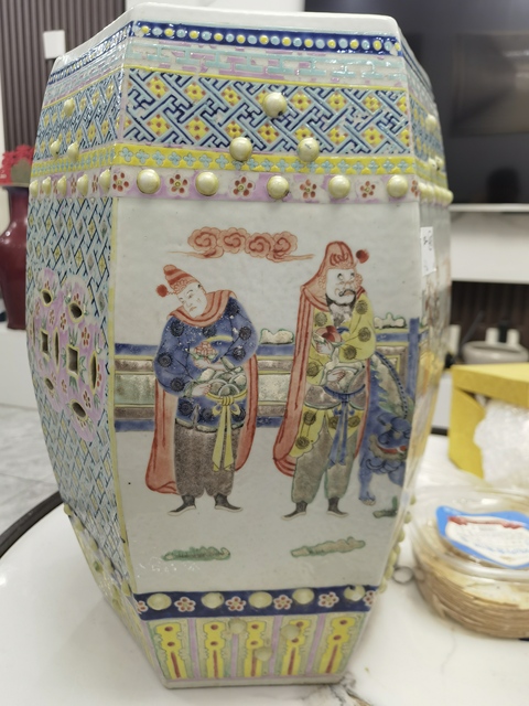 古玩陶瓷清晚期 粉彩人物紋六方鼓凳真品鑒賞圖