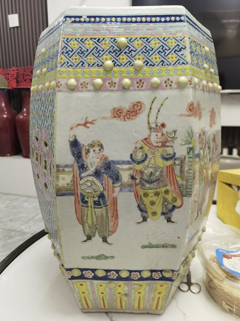 古玩陶瓷清晚期 粉彩人物紋六方鼓凳真品鑒賞圖