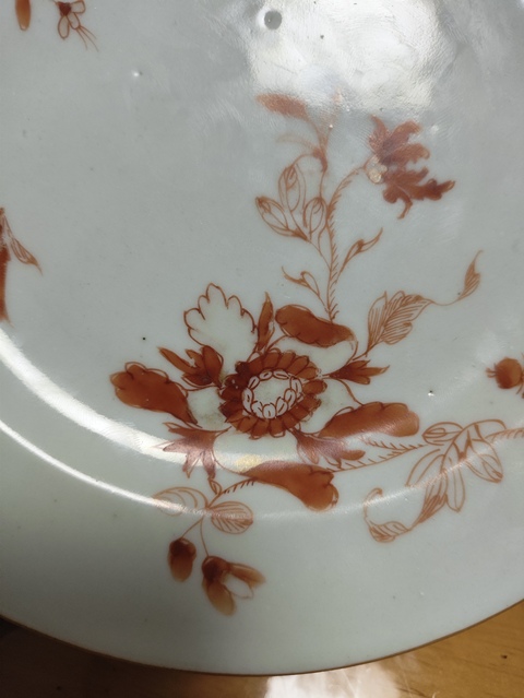 古玩陶瓷礬紅折枝花卉紋盤真品鑒賞圖