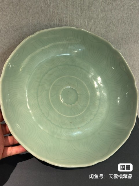 古玩陶瓷清代乾隆景德鎮(zhèn)窯青釉印花盤真品鑒賞圖