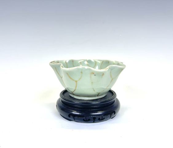 古玩陶瓷清中期·翠青釉描金蓮瓣茶圓拍賣(mài)，當(dāng)前價(jià)格1900元