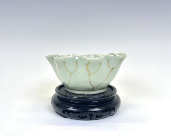 古玩陶瓷清中期·翠青釉描金蓮瓣茶圓拍賣(mài)，當(dāng)前價(jià)格1900元