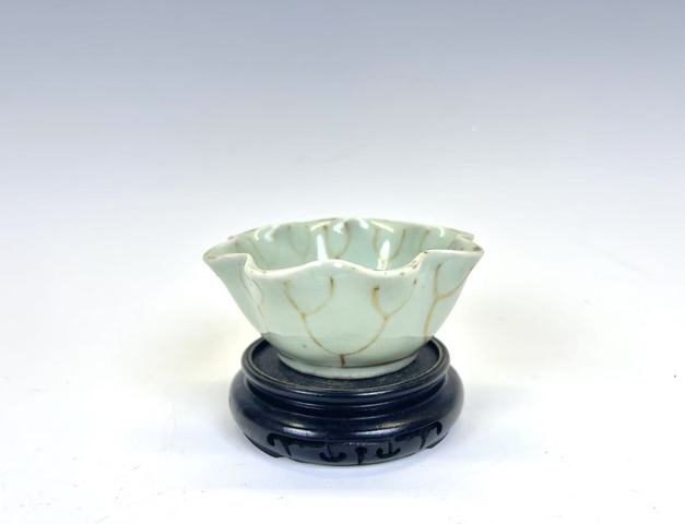古玩陶瓷清中期·翠青釉描金蓮瓣茶圓拍賣(mài)，當(dāng)前價(jià)格1900元
