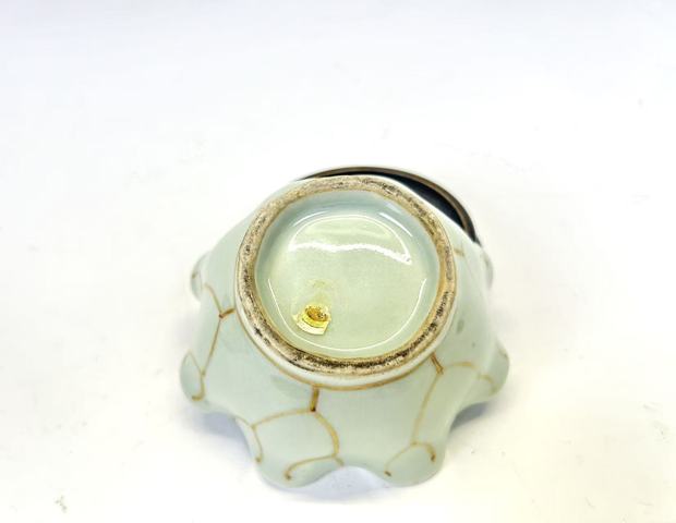 古玩陶瓷清中期·翠青釉描金蓮瓣茶圓拍賣(mài)，當(dāng)前價(jià)格1900元