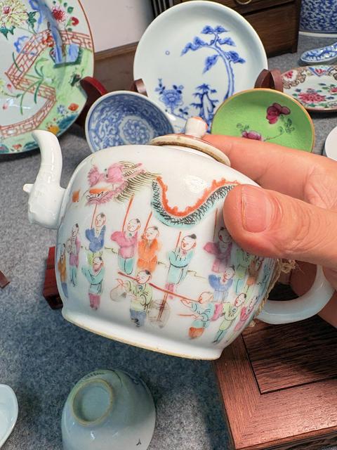 古玩陶瓷晚清粉彩百子龍燈圖茶壺真品鑒賞圖