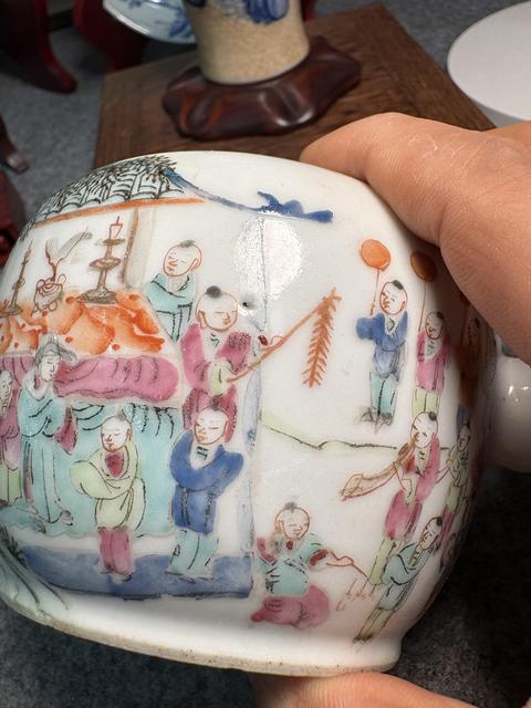 古玩陶瓷晚清粉彩百子龍燈圖茶壺真品鑒賞圖