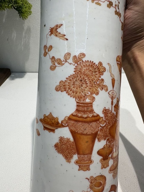 古玩陶瓷礬紅博古圖帽筒真品鑒賞圖