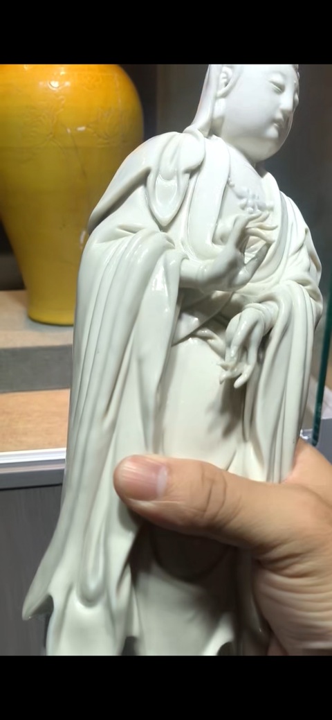 古玩陶瓷德化窯觀音塑像真品鑒賞圖