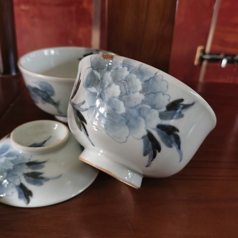 古玩陶瓷青花花卉紋蓋碗真品鑒賞圖