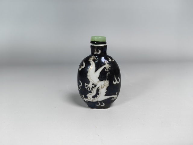 古玩陶瓷清晚墨地留白龍紋鼻煙壺真品鑒賞圖