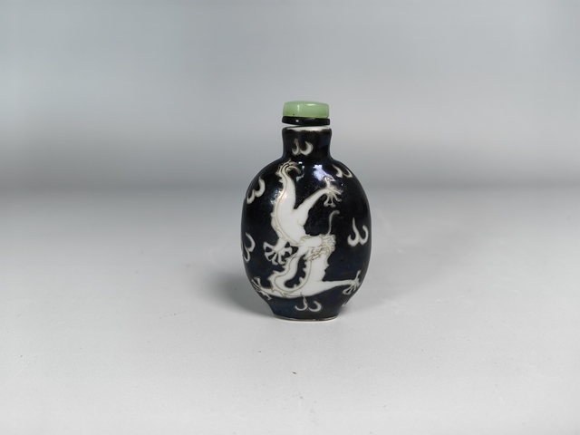 古玩陶瓷清晚墨地留白龍紋鼻煙壺真品鑒賞圖