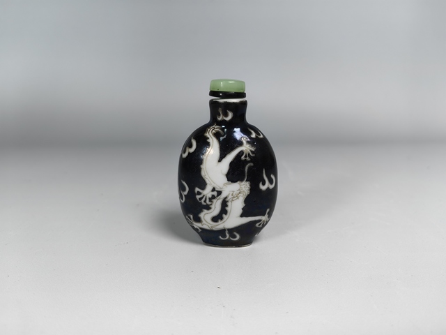古玩陶瓷清晚墨地留白龍紋鼻煙壺真品鑒賞圖
