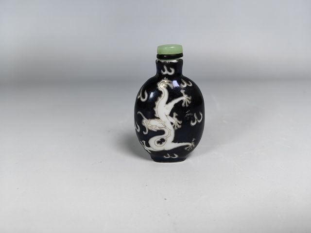 古玩陶瓷清晚墨地留白龍紋鼻煙壺真品鑒賞圖