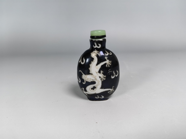 古玩陶瓷清晚墨地留白龍紋鼻煙壺真品鑒賞圖