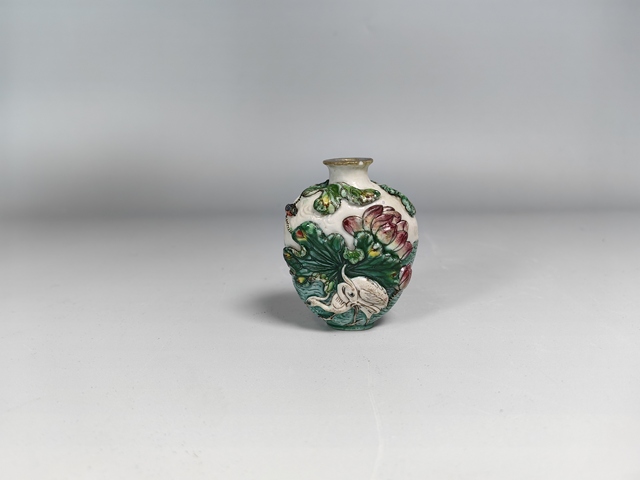 古玩陶瓷晚清粉彩浮雕河池鴛鴦鼻煙壺真品鑒賞圖