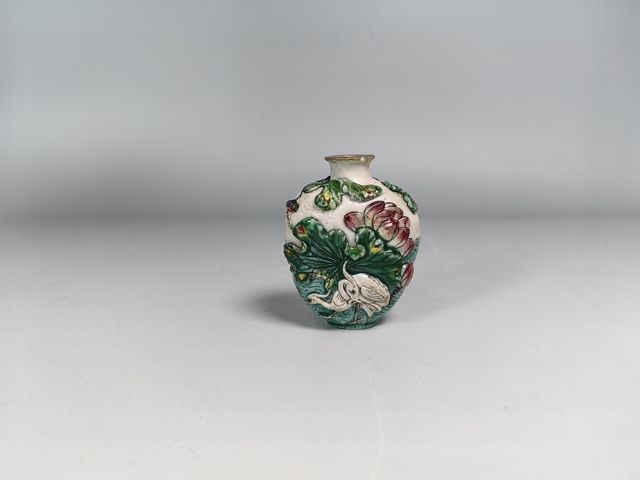 古玩陶瓷晚清粉彩浮雕河池鴛鴦鼻煙壺真品鑒賞圖