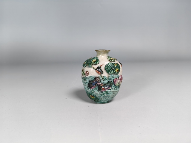 古玩陶瓷晚清粉彩浮雕河池鴛鴦鼻煙壺真品鑒賞圖