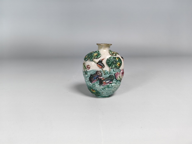 古玩陶瓷晚清粉彩浮雕河池鴛鴦鼻煙壺真品鑒賞圖