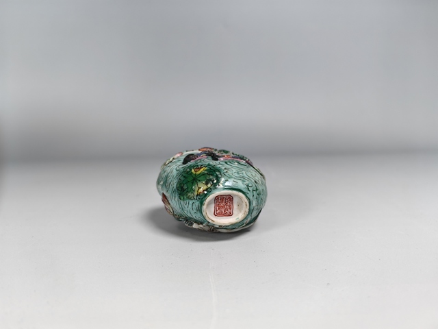 古玩陶瓷晚清粉彩浮雕河池鴛鴦鼻煙壺真品鑒賞圖