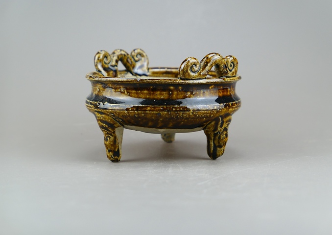 古玩陶瓷明末清初青釉雙耳三獸足香爐拍賣，當前價格212元