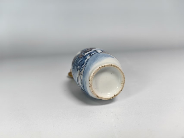 古玩陶瓷清晚青花釉里紅攜琴訪友人物紋鼻煙壺真品鑒賞圖