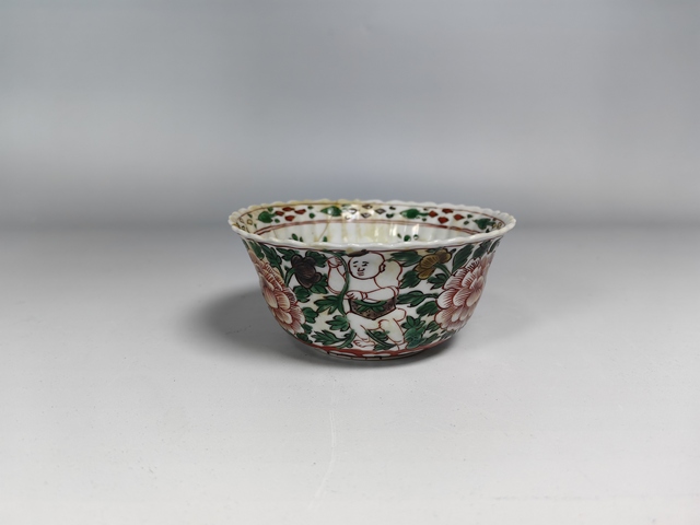 古玩陶瓷康熙持蓮童子五彩花口茶園真品鑒賞圖