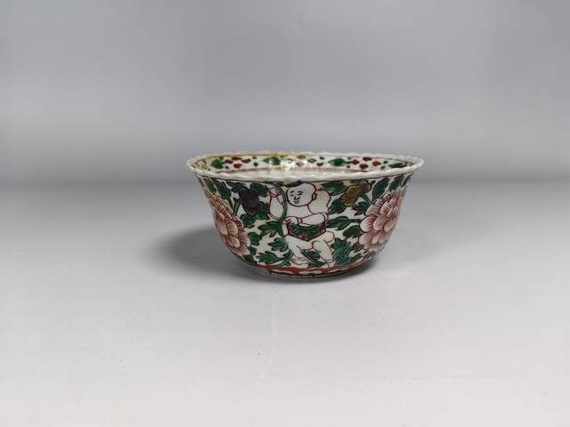 古玩陶瓷康熙持蓮童子五彩花口茶園真品鑒賞圖