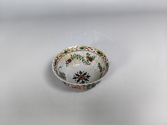 古玩陶瓷康熙持蓮童子五彩花口茶園真品鑒賞圖