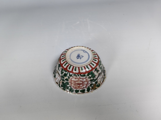 古玩陶瓷康熙持蓮童子五彩花口茶園真品鑒賞圖