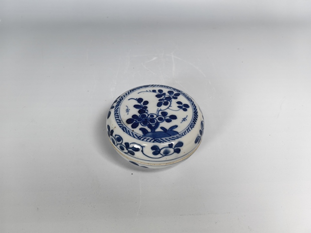 古玩陶瓷康熙花卉紋青花粉盒真品鑒賞圖