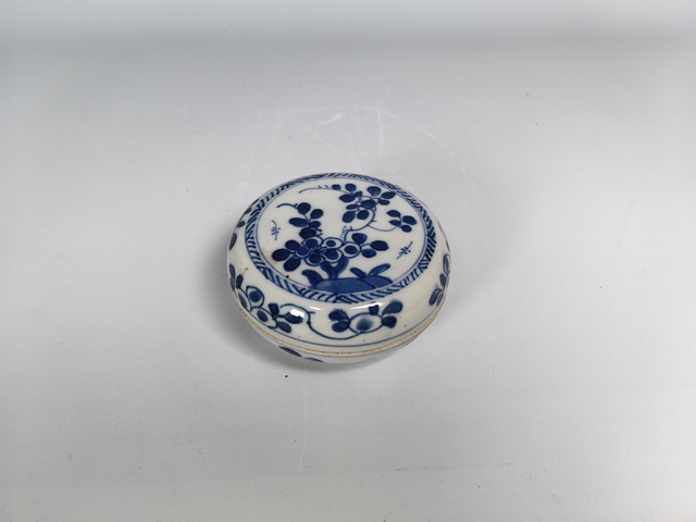 古玩陶瓷康熙花卉紋青花粉盒真品鑒賞圖