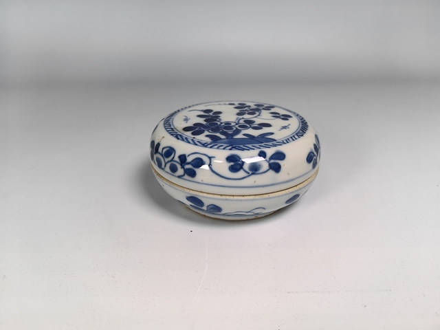 古玩陶瓷康熙花卉紋青花粉盒真品鑒賞圖