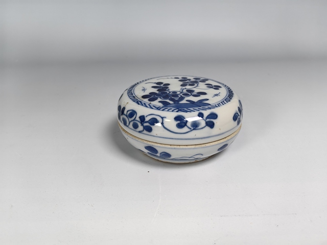 古玩陶瓷康熙花卉紋青花粉盒真品鑒賞圖