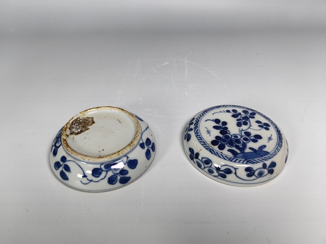 古玩陶瓷康熙花卉紋青花粉盒真品鑒賞圖