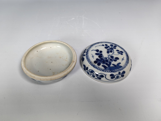 古玩陶瓷康熙花卉紋青花粉盒真品鑒賞圖