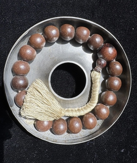 古玩雜項沉香木雕刻的十八子手珠。真品鑒賞圖