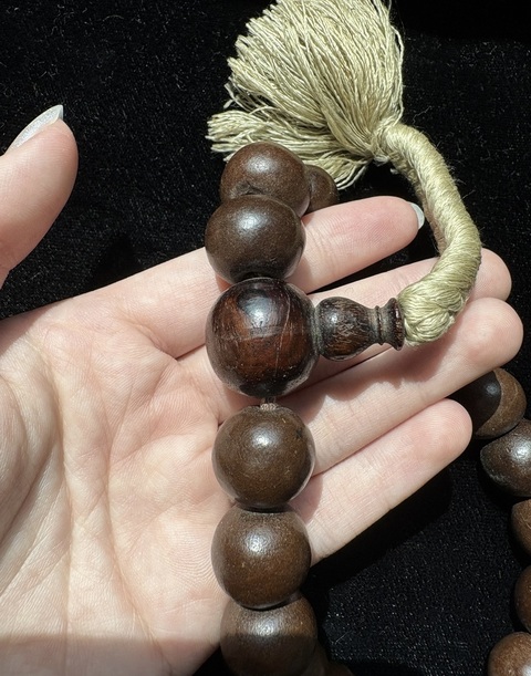 古玩雜項沉香木雕刻的十八子手珠。真品鑒賞圖