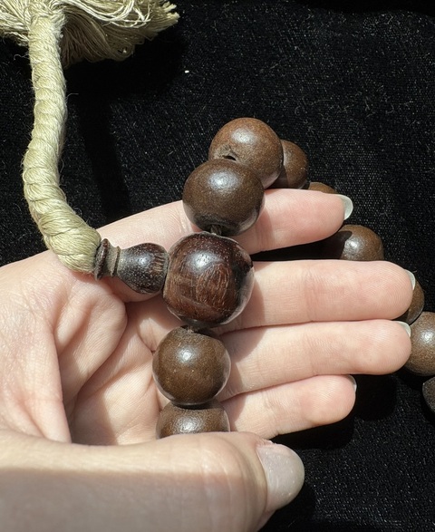 古玩雜項沉香木雕刻的十八子手珠。真品鑒賞圖