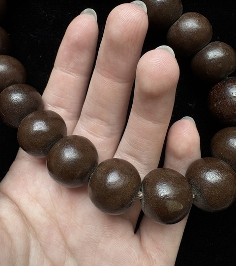 古玩雜項沉香木雕刻的十八子手珠。真品鑒賞圖