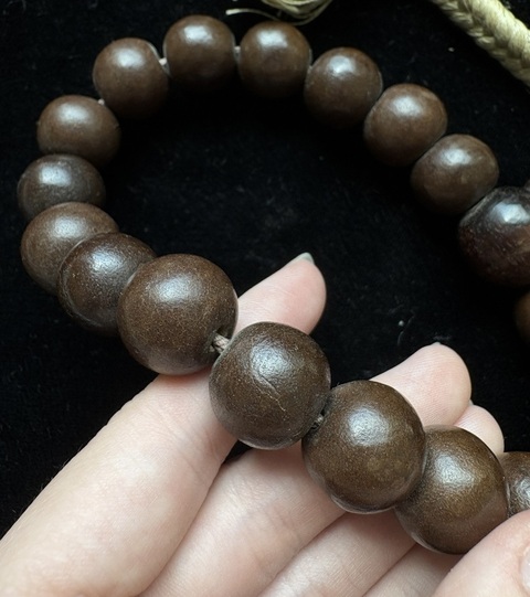 古玩雜項沉香木雕刻的十八子手珠。真品鑒賞圖