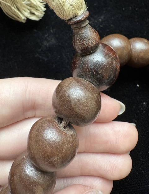 古玩雜項沉香木雕刻的十八子手珠。真品鑒賞圖