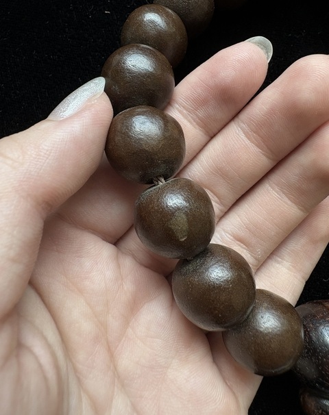 古玩雜項沉香木雕刻的十八子手珠。真品鑒賞圖