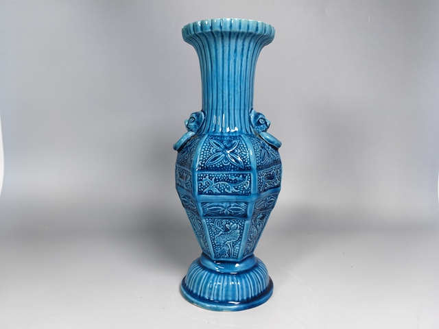 古玩陶瓷晚清民國孔雀藍釉浮雕花卉紋獸耳六方賞瓶真品鑒賞圖