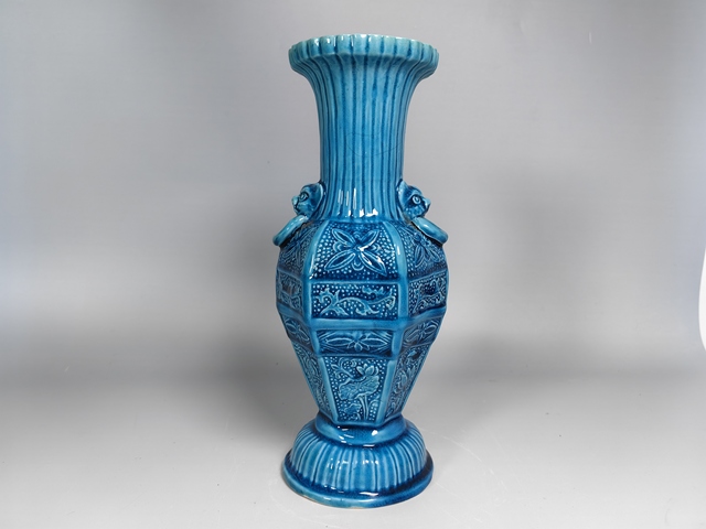 古玩陶瓷晚清民國孔雀藍釉浮雕花卉紋獸耳六方賞瓶真品鑒賞圖